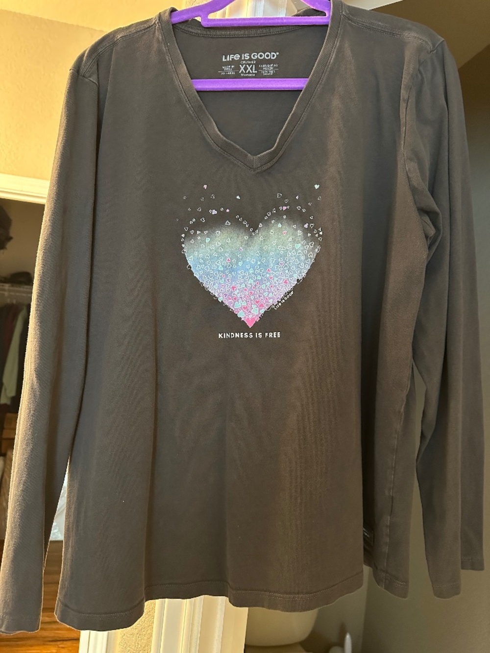 Life is Good Women's XXL Kindness is Free Evaporating Heart Long Sleeve Vee